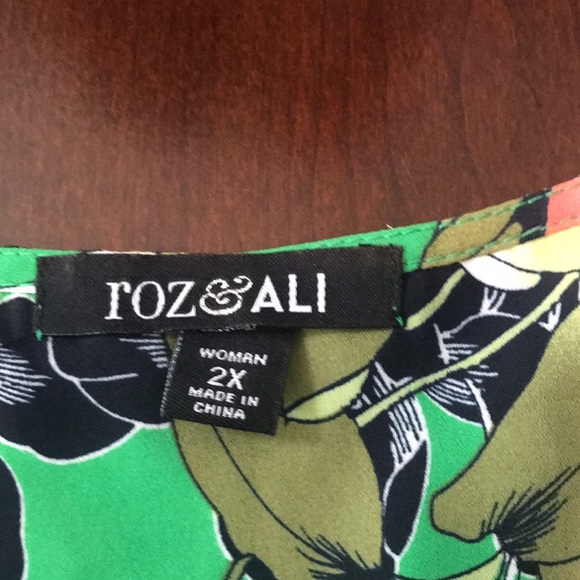 Roz & Ali 2X sleeveless zippered green floral blouse - Picture 4 of 4